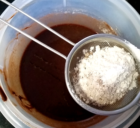 Farinha de trigo, cacau em pó e sal. É só misturar no chocolate e manteiga derretidos.