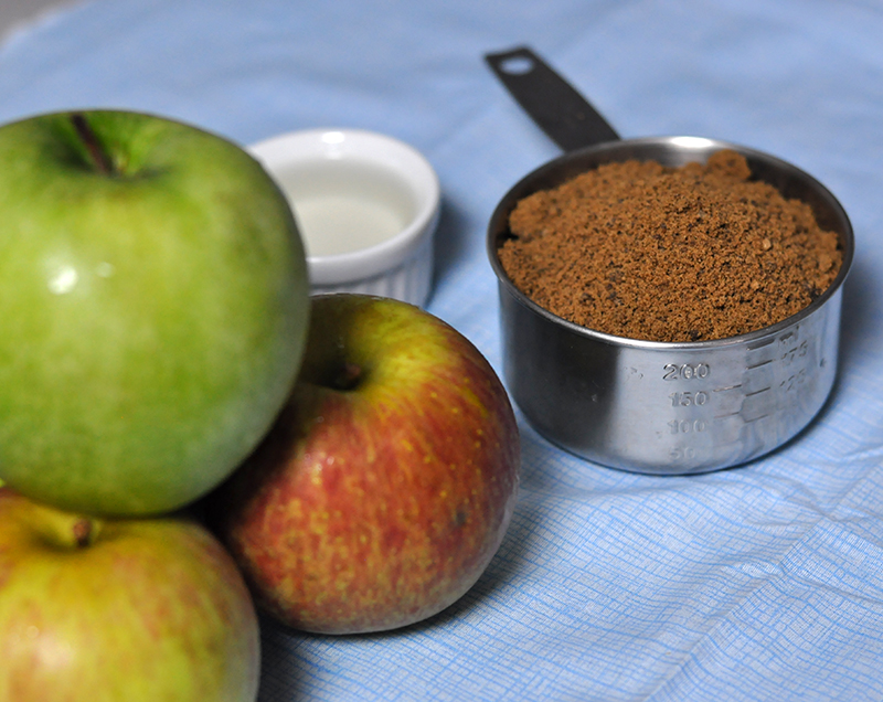 As divas dessa receita e os ingredientes mágicos para extrair mais sabor das maçãs: açúcar mascavo e rum
