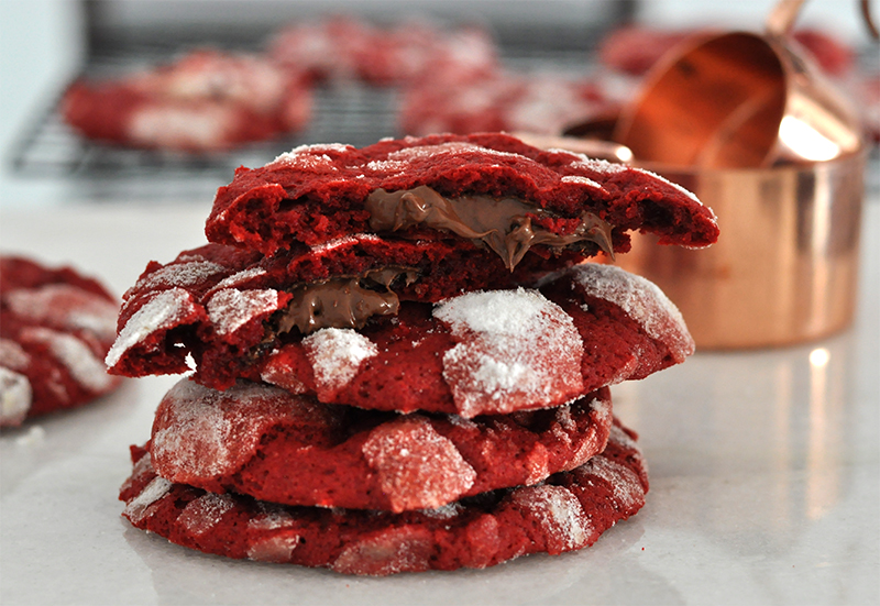 Cookies red velvet recheados com nutella. Dá pra não gostar?