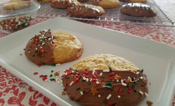 Cookies com Gotas de Chocolate Branco e Nozes