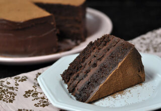 Bolo de chocolate com ganache de caramelo muito úmido