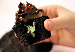Cupcake de cacau com leite ninho