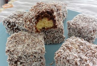 Lamington: Bolo super macio e cobertura doce na medida certa!