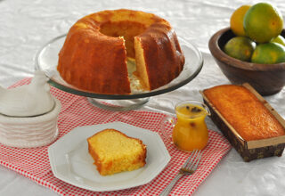 Bolo de Laranja com calda aromatizada de especiarias